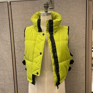 La vitesse cropped vest in beautiful bright green